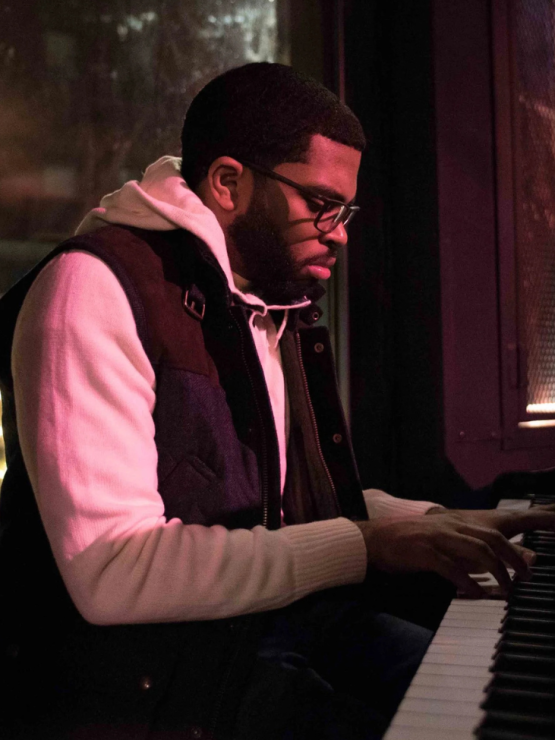 pianist mike king in casual performance