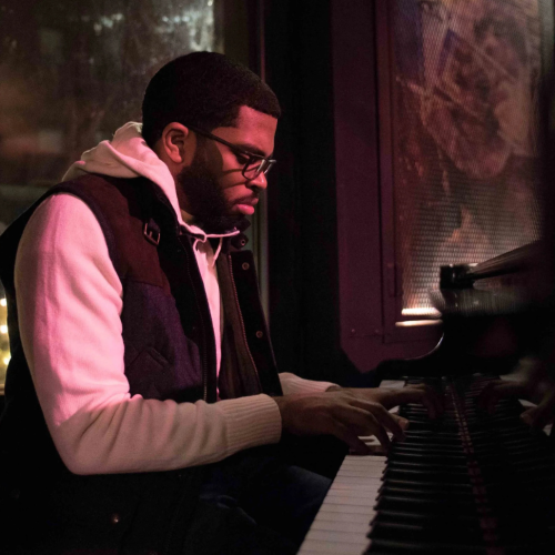 pianist mike king in casual performance