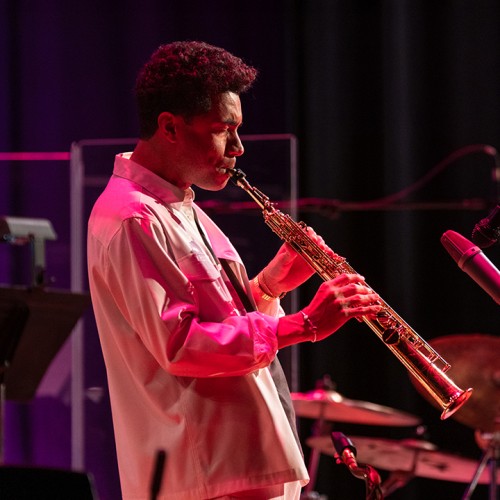 edmar colon performs