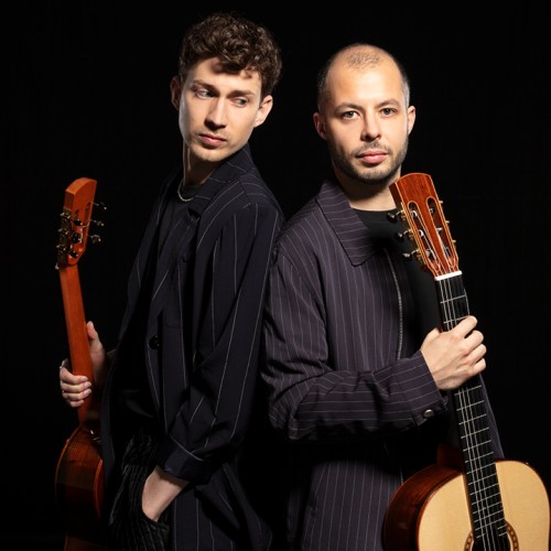 guitar duo thibaut garcia and antoine morniere, portrait with guiters