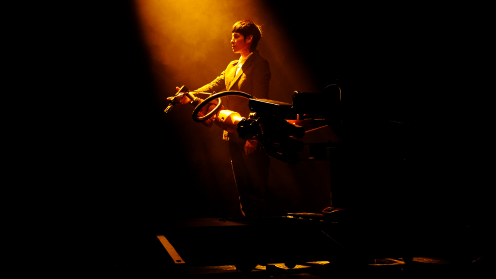 dancer hu chien and robot arm kuka perfrom