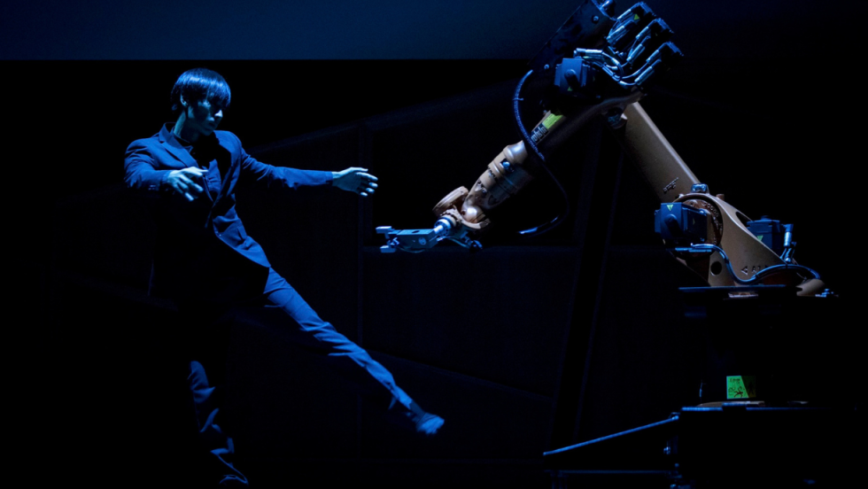dancer huang yi and robot arm KUKA perform on stage
