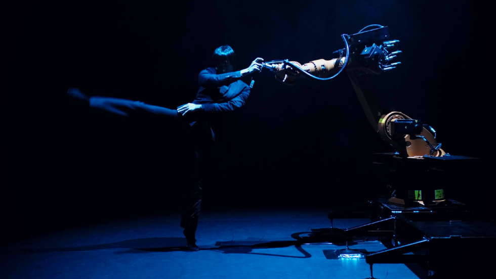dancer huang yi and robot arm KUKA