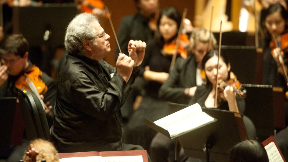Itzhak Perlman conducting an orchestra.