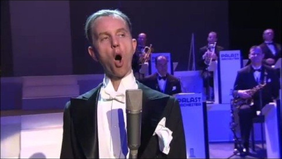 interviews and performance footage about Max Raabe and Palast Orchester