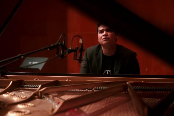 pianist ahmed alom, portrait at piano